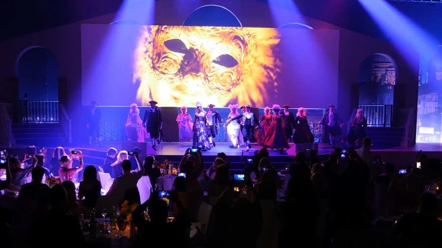 BarockmeetsPop Stage with dancers